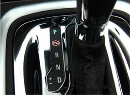 汽車等紅燈時(shí)嚴(yán)禁掛P檔！是嚴(yán)禁，要記住了
